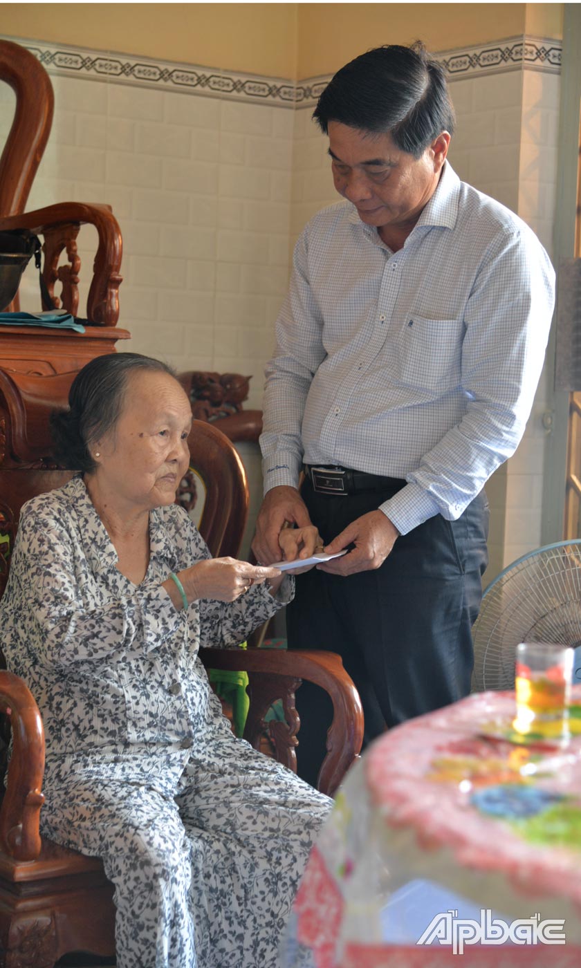 Đồng chí Nguyễn Văn Nhã ân cần thăm hỏi bà Lê Thị Tươi là thân nhân liệt sĩ Lê Văn Gioi3.