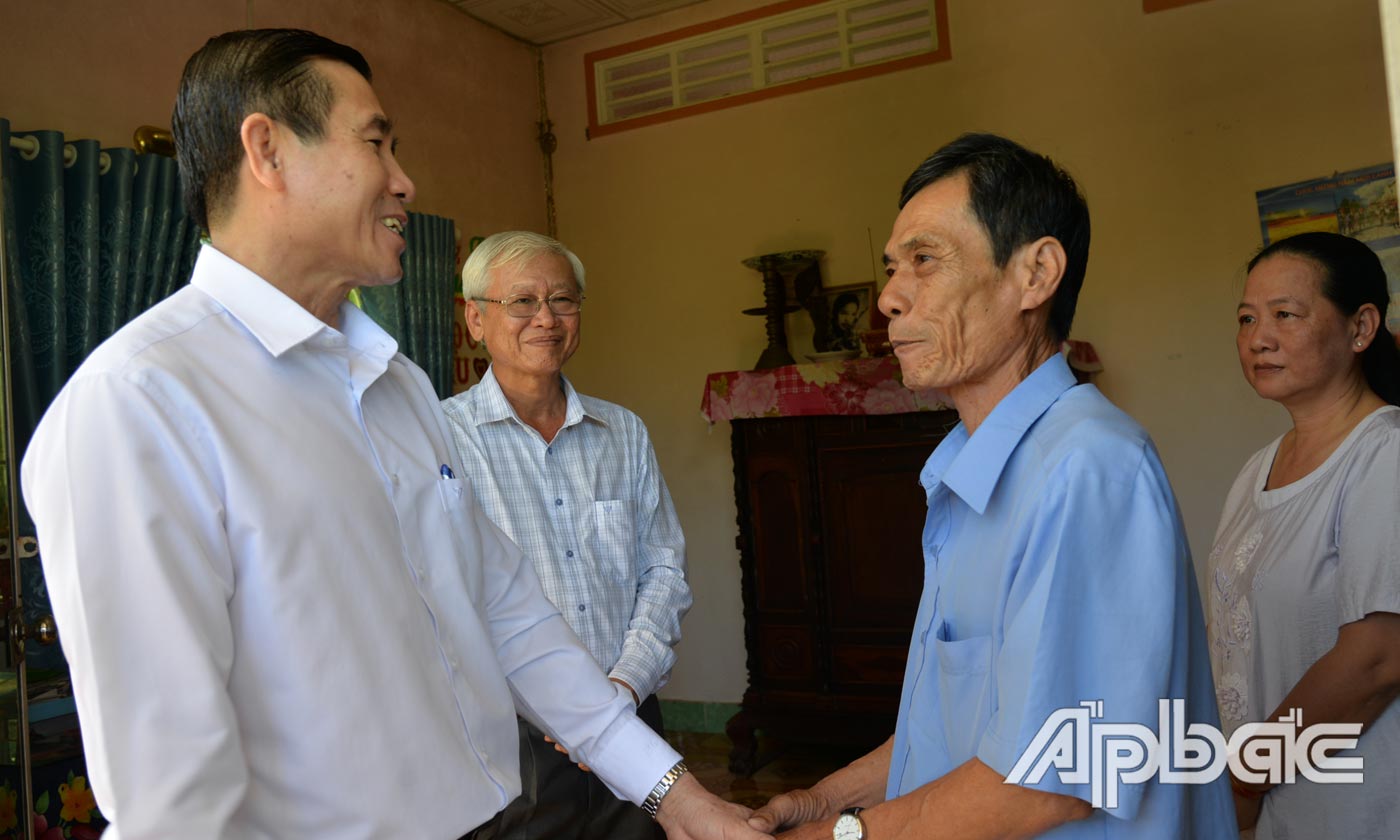 Đồng chí Lê Văn Hưởng ân cần thăm hỏi ông Nguyễn Thanh Hồng là thân nhân liệt sĩ Huỳnh Văn Bá.