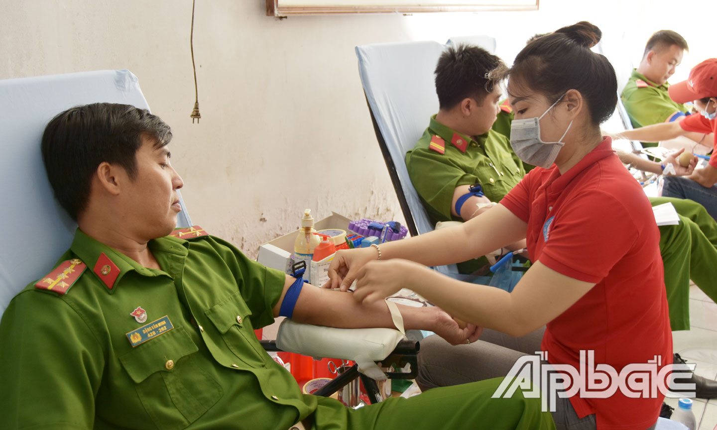 Đoàn viên thanh niên Công an Tiền Giang tham gia hiến máu.