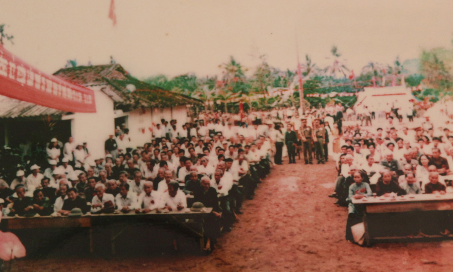 Quang cảnh buổi lễ mít tinh kỷ niệm 55 năm ngày Nam kỳ khởi nghĩa tại di tích Đình Long Hưng.