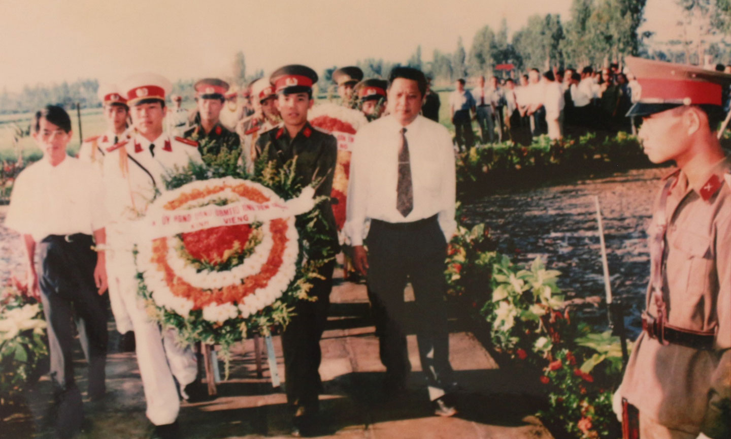 Các đồng chí lãnh đạo tỉnh Tiền Giang viếng Di tích Gò Me nhân kỷ niệm 56 năm ngày ngày Nam kỳ khởi nghĩa (23-11-1940 – 23-11-1996).