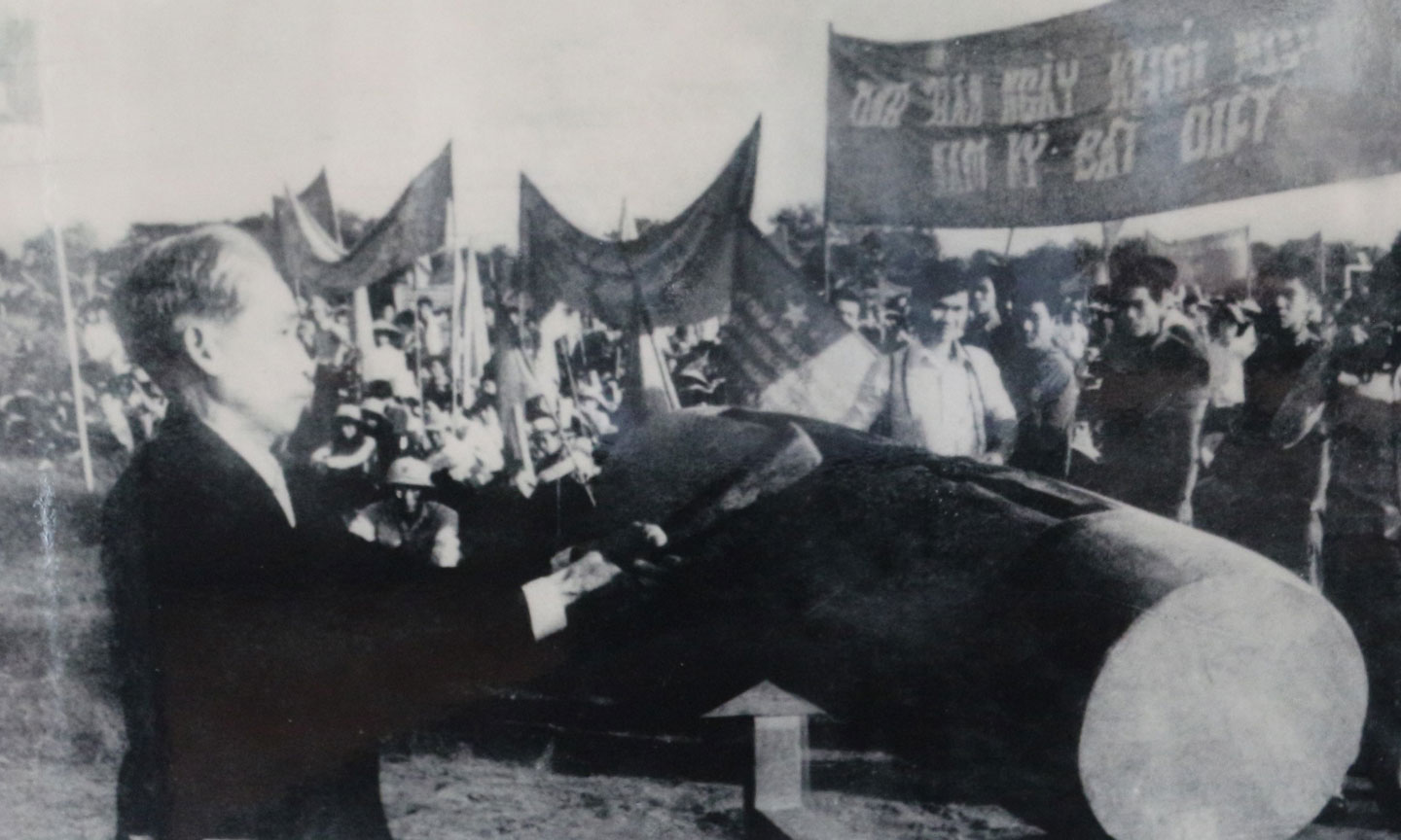 Đồng chí Nguyễn Văn Trọng, Phó Bí thư Tỉnh ủy Mỹ Tho đánh mõ truyền thống nhân kỷ niệm 39 năm ngày Nam kỳ khởi nghĩa tổ chức tại Tiền Giang (23-11-1940 – 23-11-1979).