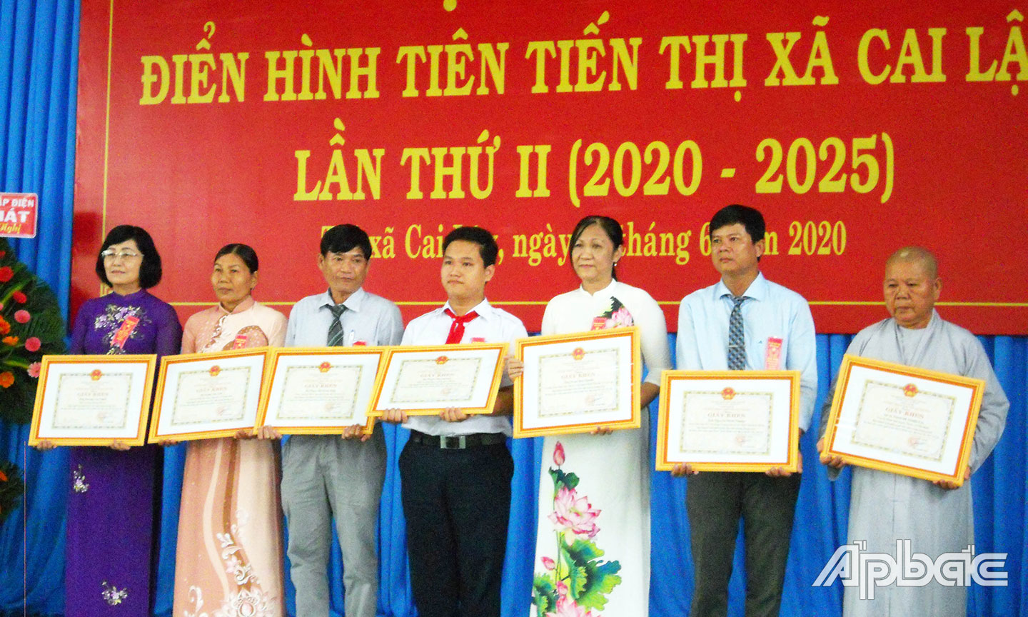 Em Nguyễn MInh Nhuận (giữa) được vinh danh tại Hội nghị Điển hình tiên tiến TX. Cai Lậy lần thứ II (2020 - 2025).