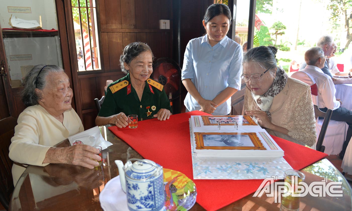 Bà Lê Ngọc Thu (bên phải) là con của đồng chí Nguyễn Thị Thập xem lại các hình ảnh tại nhà thờ đồng chí Nguyễn Thị Thập.
