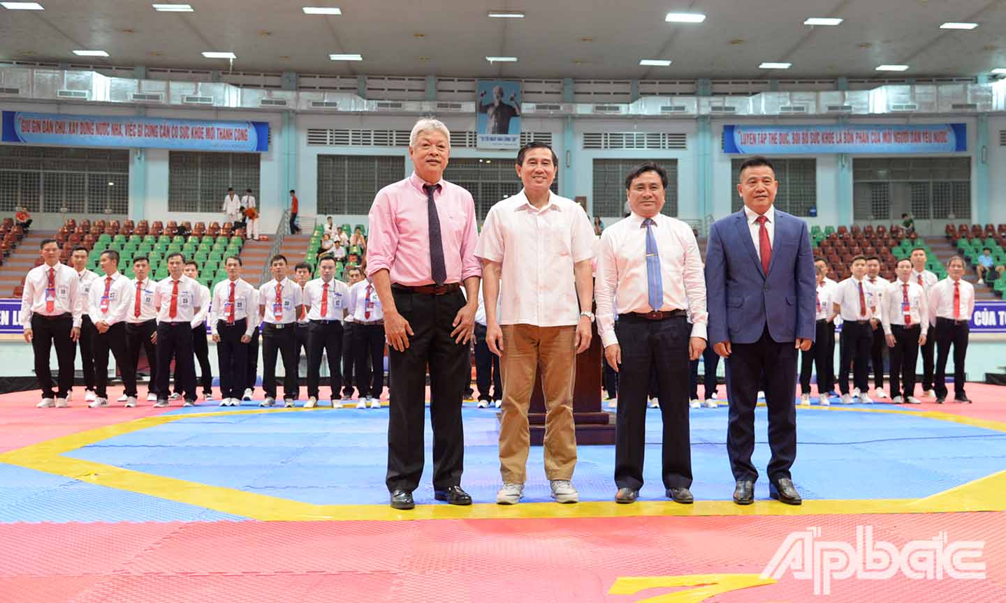 Lãnh đạo tỉnh trao cờ lưu niệm đến các đội tham dự giải đấu.