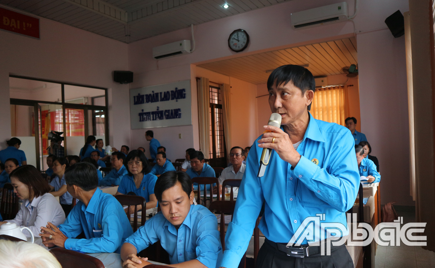 Đồng chí Lê Văn Rỡ, Chủ tịch LĐLĐ huyện Chợ Gạo, tỉnh Tiền Giang phát biểu đóng góp ý kiến tại hội nghị
