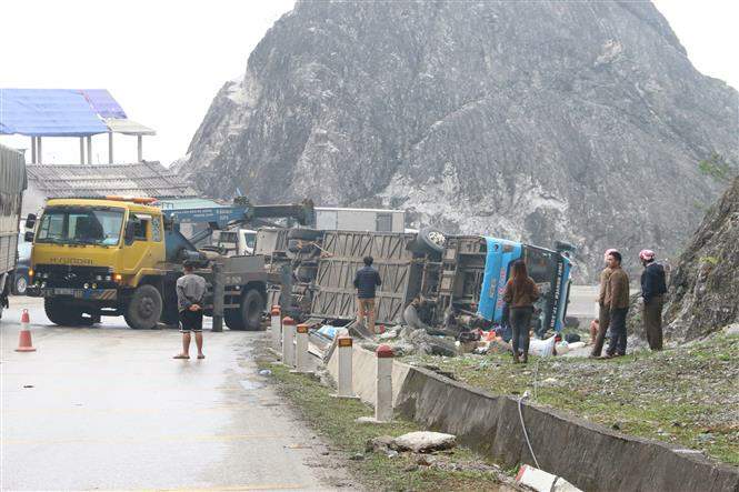 Xe cứu hộ khắc phục hậu quả tại hiện trường vụ tai nạn ngày 22/11, tại huyện Tân Lạc, Hòa Bình làm 2 người chết và 2 người bị thương. Ảnh: Vũ Hà/TTXVN