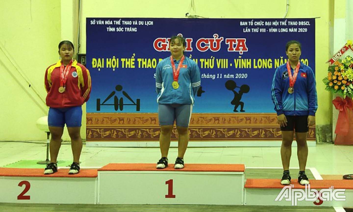 VĐV Lâm Thị Mỹ Lê cũng đã thi đấu xuất sắc với 3 HCV ở hạng cân 63 kg. 
