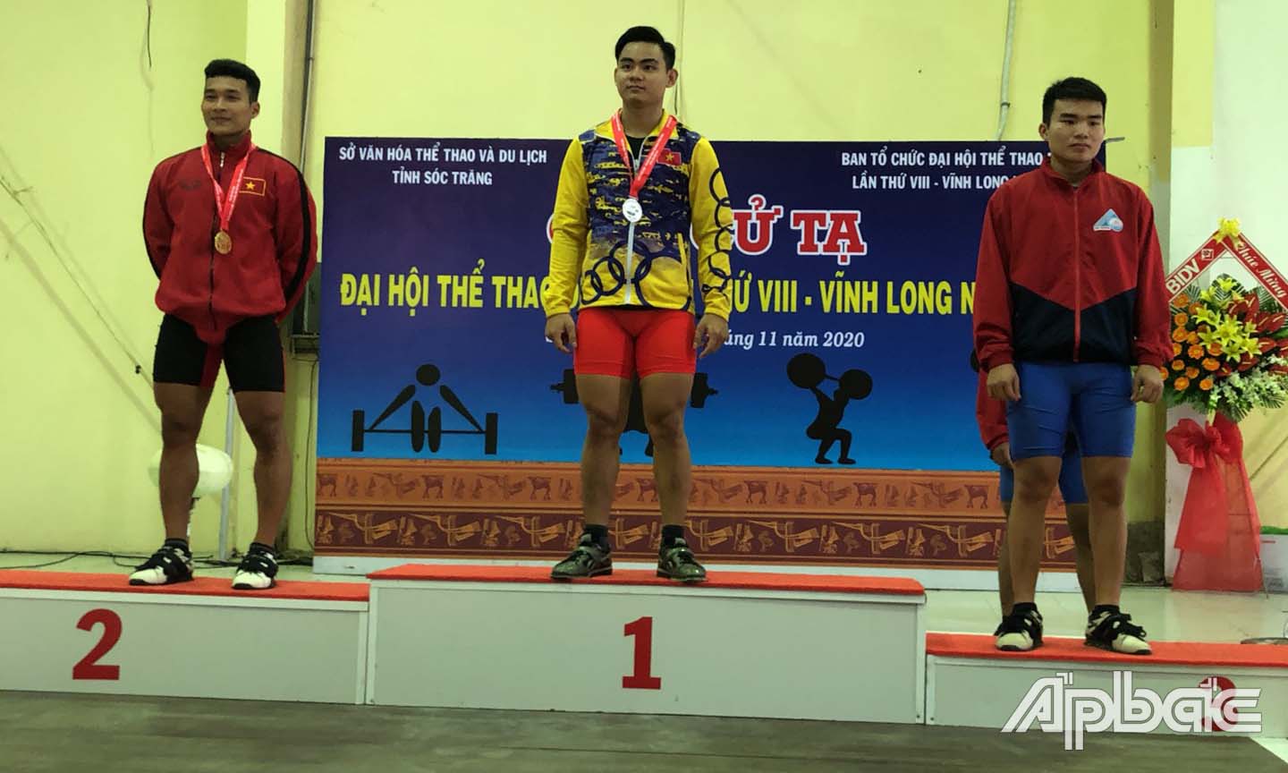 VĐV Trần Văn Khang đoạt 2 HCV cử đẩy và tổng cử cùng với 1 HCB cử giật ở hạng cân 69 kg.