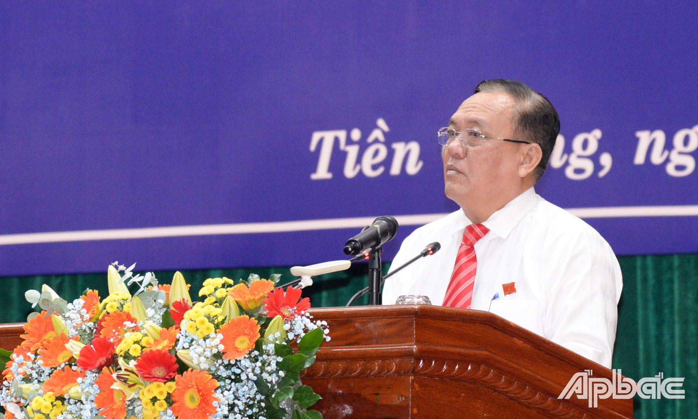 Phó chủ tịch UBND tỉnh Lê Văn Nghĩa báo cáo kết quả thực hiện nhiệm vụ kinh tế-xã hội năm 2020