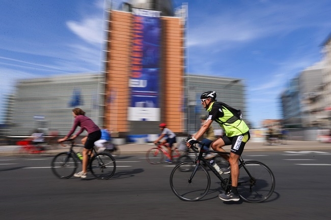 People cycle past the EU headquarters on Car Free Sunday in Brussels, Belgium, Sept. 20, 2020. (Photo: Xinhua)