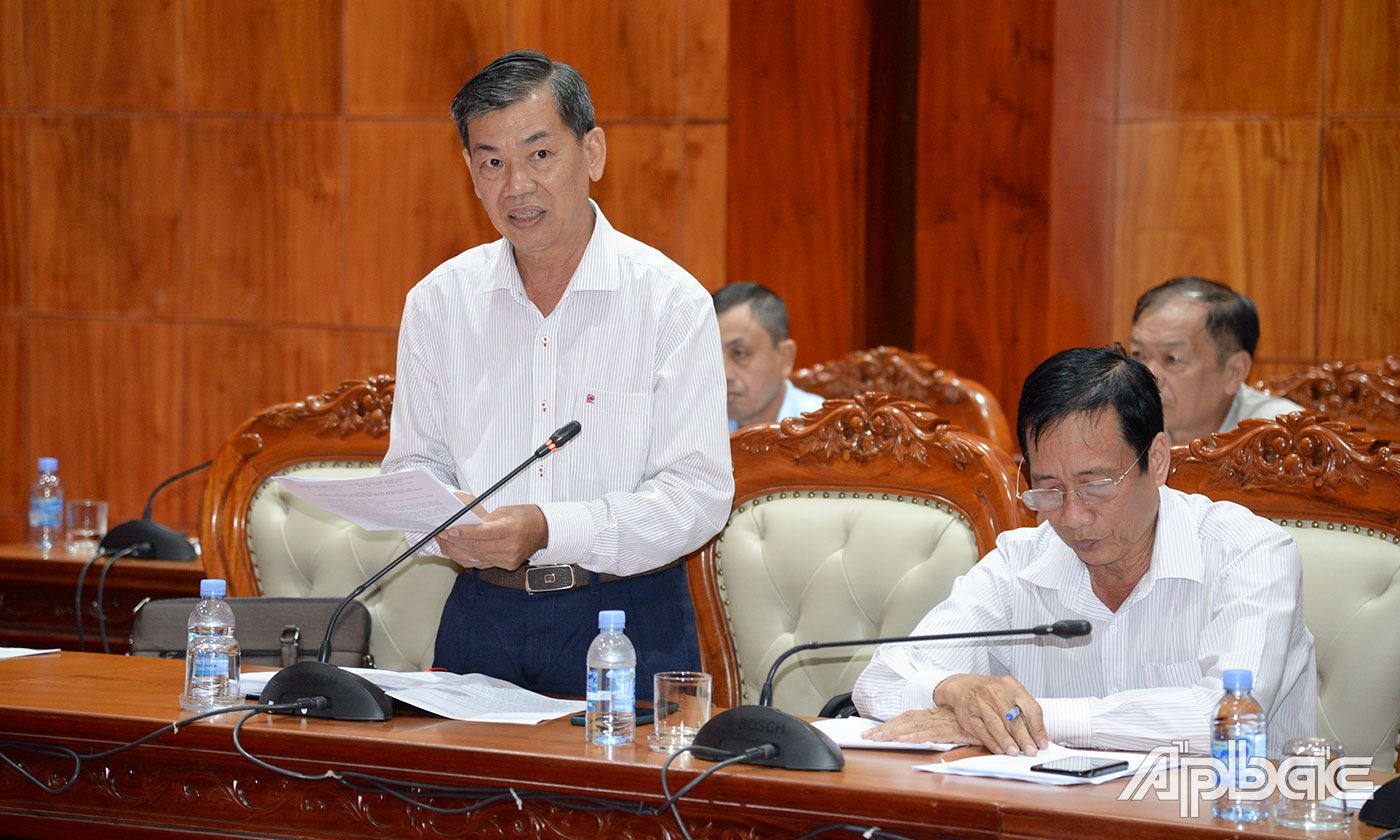 Giám đốc Sở Nông nghiệp và Phát triển nông Nguyễn Văn Mẫn phát biểu tại cuộc họp.