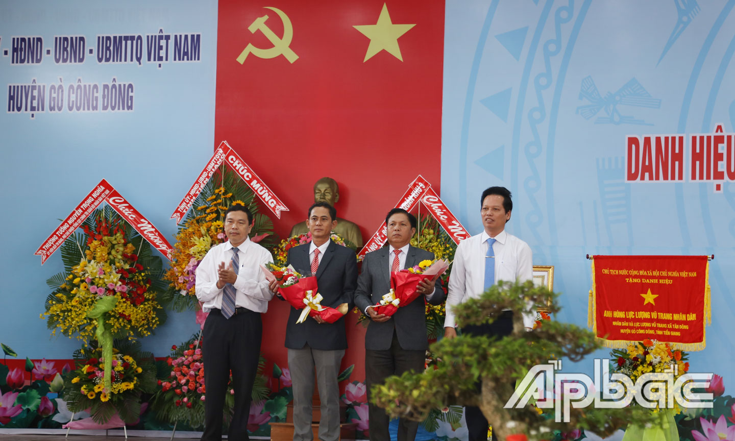 Lãnh đạo huyện Gò Công Đông tặng hoa chúc mừng xã Tân Đông.