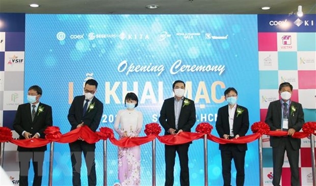 Delegates cut the ribbon to open the exhibitions.