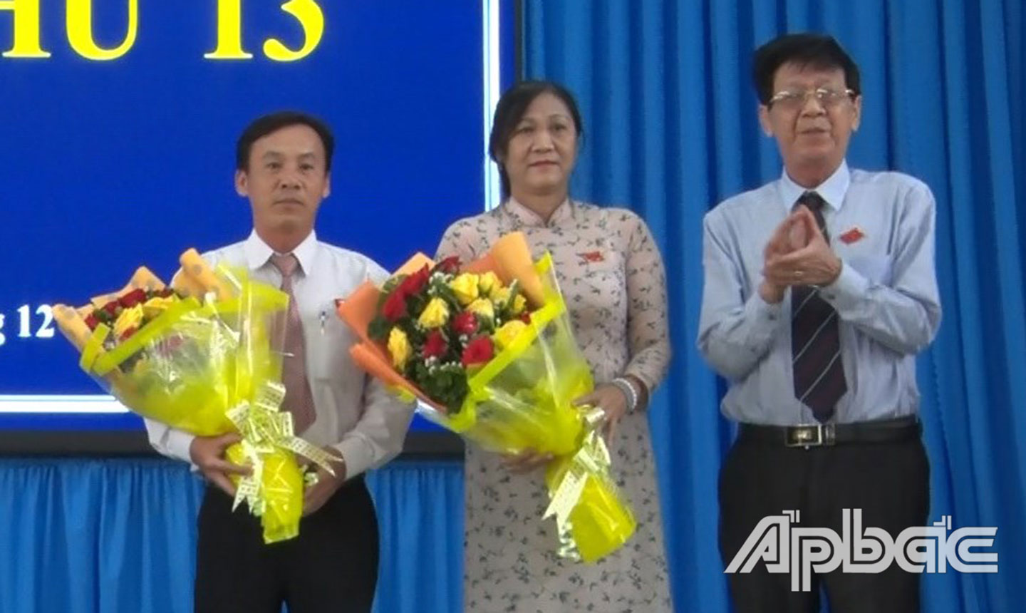 Ông Nguyễn Tấn Hùng tặng hoa cho 2 ủy viên UBND TX. Cai Lậy khóa II.