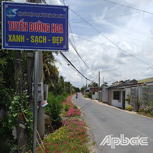 Tuyến đường hoa “xanh - sạch - đẹp” do Hội LHPN xã Tân Hòa Thành, huyện Tân Phước tuyển khai thực hiện.