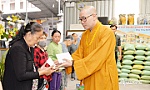 Ban Trị sự Phật giáo TP. Mỹ Tho tặng quà tết cho người khó khăn