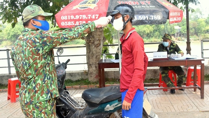 Functional forces in Dong Thap Province actively preventing illegal immigrants from crossing the border in an attempt to prevent the COVID-19 pandemic from penetrating Vietnam. (Photo: NDO/Huu Nghia).