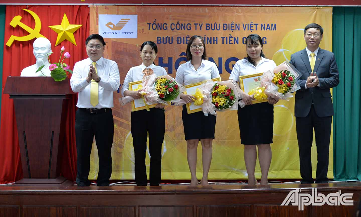 Lãnh đạo Tổng Công ty Bưu điện Việt Nam trao giấy khen cho Bưu điện tỉnh Tiền Giang và các đơn vị trực thuộc.