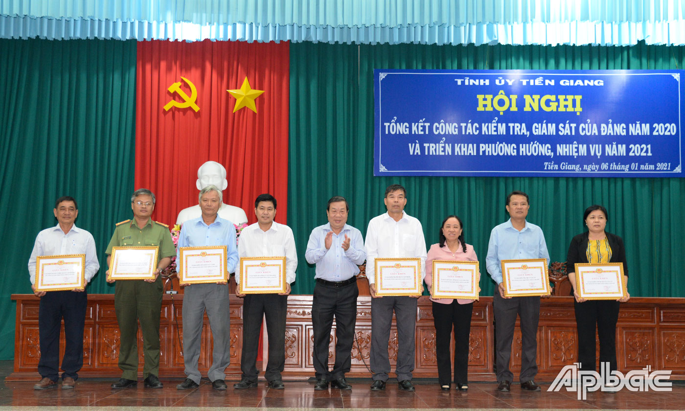Đồng chí Nguyễn Ngọc Trầm  trao Giấy khen cho các tập thể Ủy ban Kiểm tra các huyện, thành, thị và tương đương đã có thành tích xuất sắc