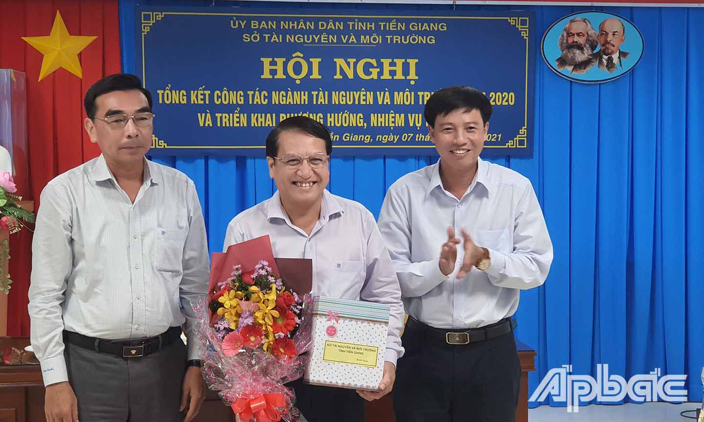 Lãnh đạo Sở TN&MT tặng quà nhằm ghi nhận những đóng góp của đồng chí Phạm Văn Trọng trong thời gian công tác tại Sở TN&MT.