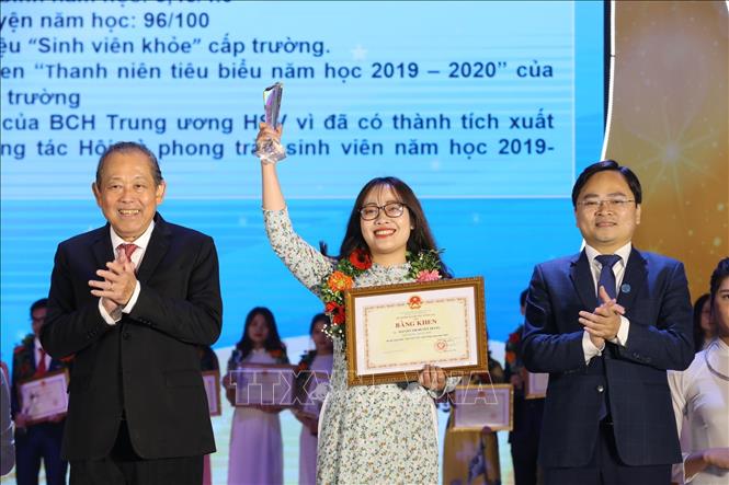 Phó Thủ tướng Thường trực Trương Hòa Bình và đồng chí Nguyễn Anh Tuấn ( bên phải), Bí thư thứ nhất Trung ương Đoàn, Chủ tịch Hội LHTN Việt Nam tuyên dương 
