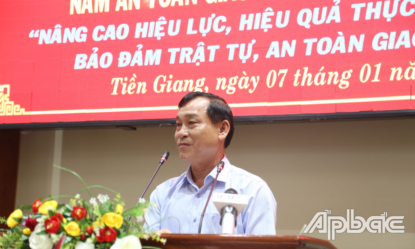 Đồng chí Nguyễn Văn Vĩnh, Chủ tịch UBND tỉnh, Trưởng Ban An toàn giao thông tỉnh Tiền Giang chỉ đạo tại hội nghị.