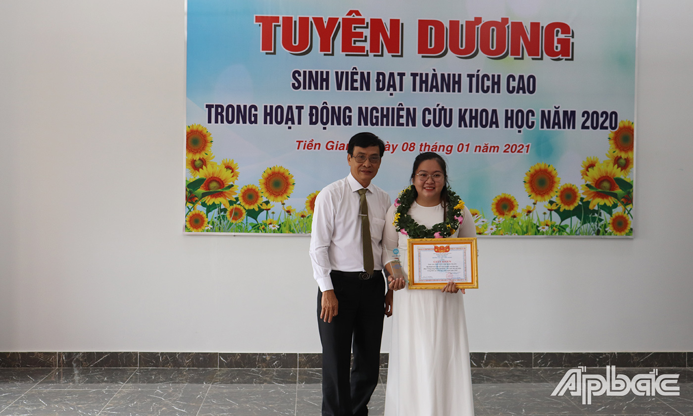 PGS.TS Võ Ngọc Hà trao Giấy khen cho sinh viên Nguyễn Thị Kim Ngân, với Giải thưởng Nữ sinh viên tiêu biểu trong lĩnh vực khoa học công nghệ.