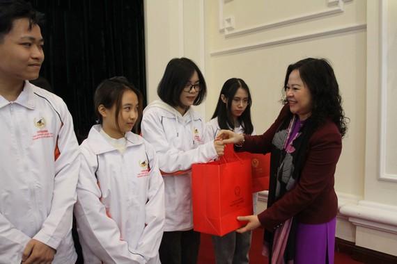 hứ trưởng Bộ GD-ĐT Ngô Thị Minh trao quà của Thủ tướng Chính phủ cho các em học sinh đoạt giải Olympic quốc tế năm 2020