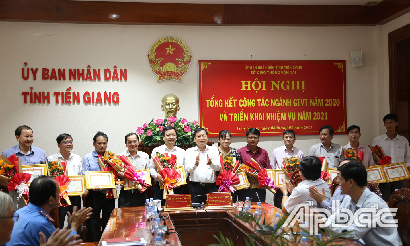 Giám đốc Sở GTVT Trần Văn Bon trao giấy khen cho các tập thể.