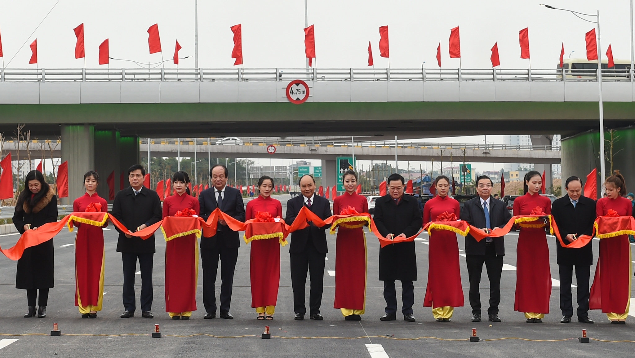 PM Nguyen Xuan Phuc attends the inauguration ceremony for the interchange. (Photo: VGP).