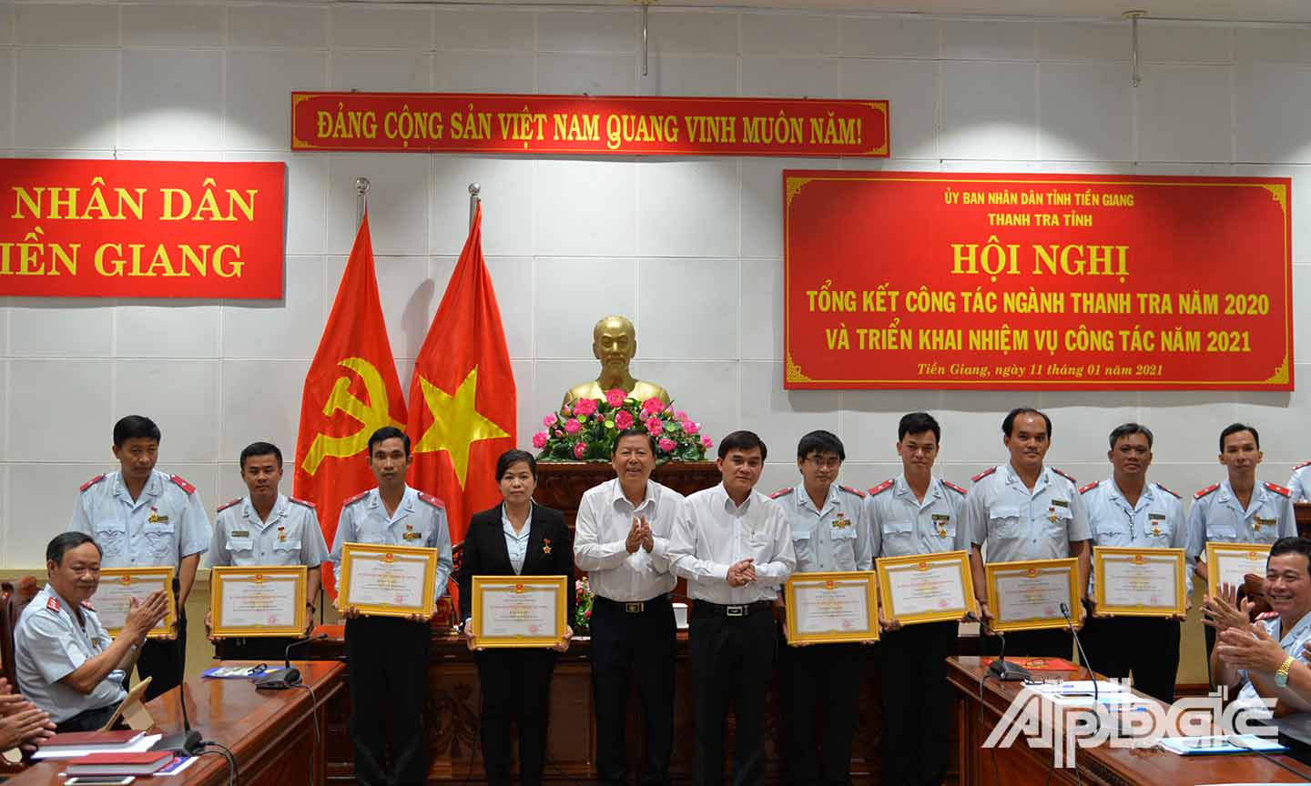 Đồng chí Nguyễn Văn Mười (ảnh trên) trao Kỷ niệm chương Vì sự nghiệp Thanh tra của Tổng Thanh tra Chính phủ cho các cá nhân.