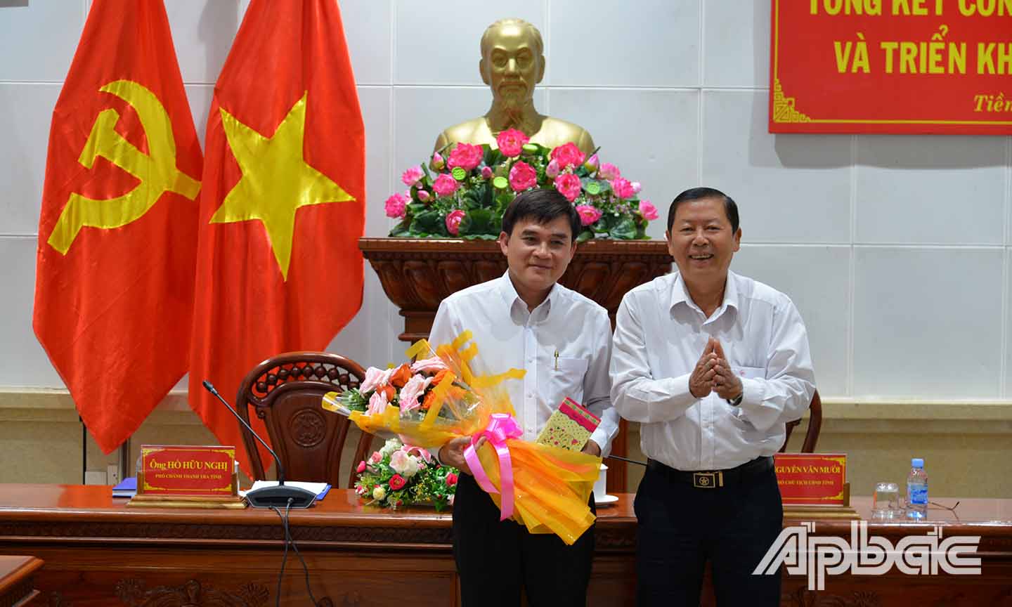 Lãnh đạo Thanh tra tỉnh tặng hoa ghi nhận những đóng góp của đồng chí Nguyễn Văn Mười khi còn công tác tại Thanh tra tỉnh.