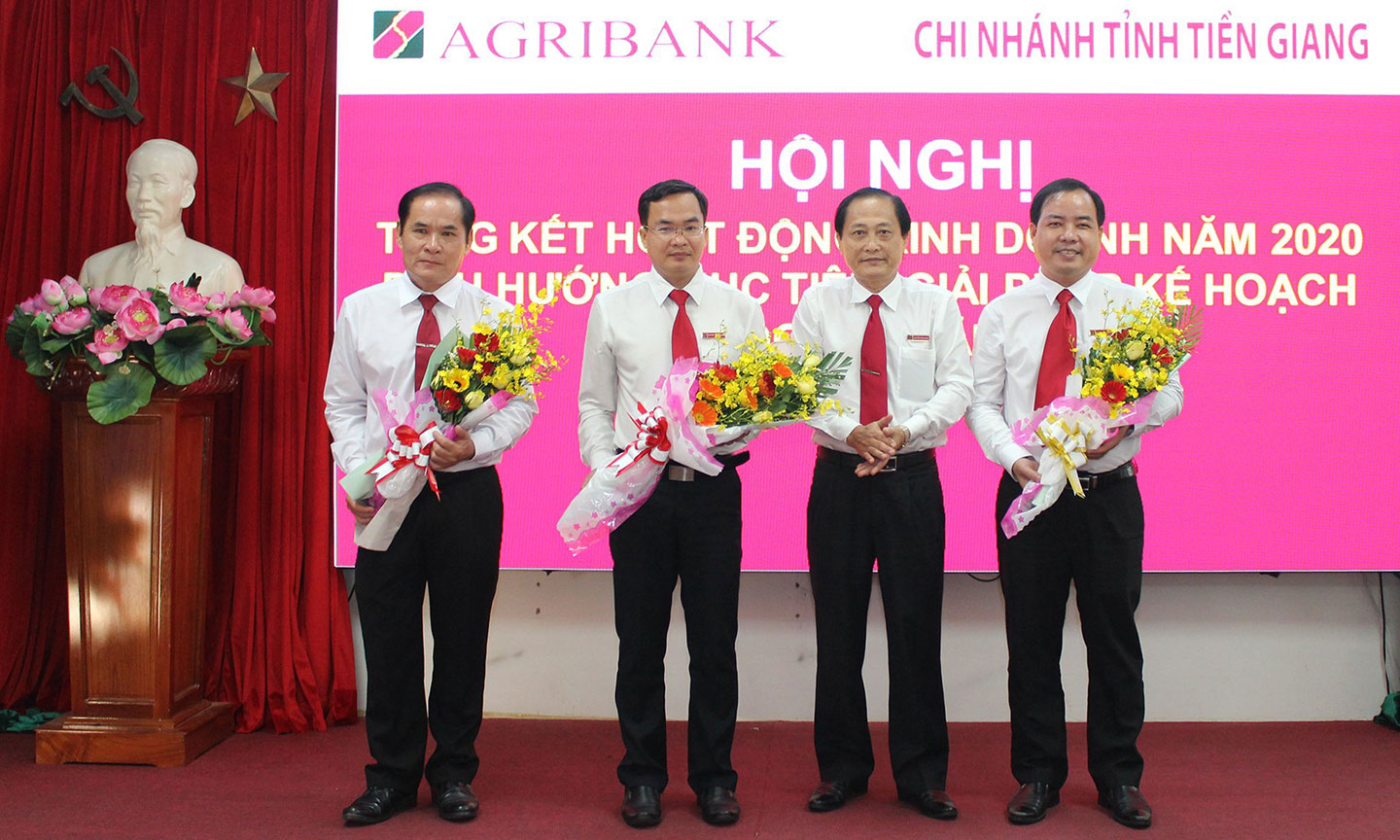 Giám đốc Agribank Tiền Giang khen thưởng các chi nhánh đạt thành tích xuất sắc (Cái Bè, Châu Thành và Chợ Gạo)