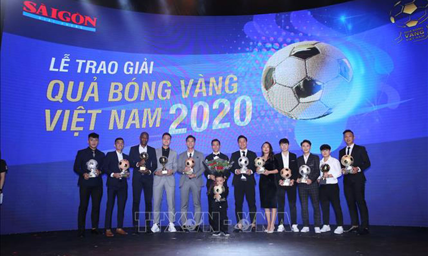 Các cầu thủ đoạt giải được vinh danh tại lễ trao giải Quả bóng vàng Việt Nam 2020. Thanh Vũ/TTXVN