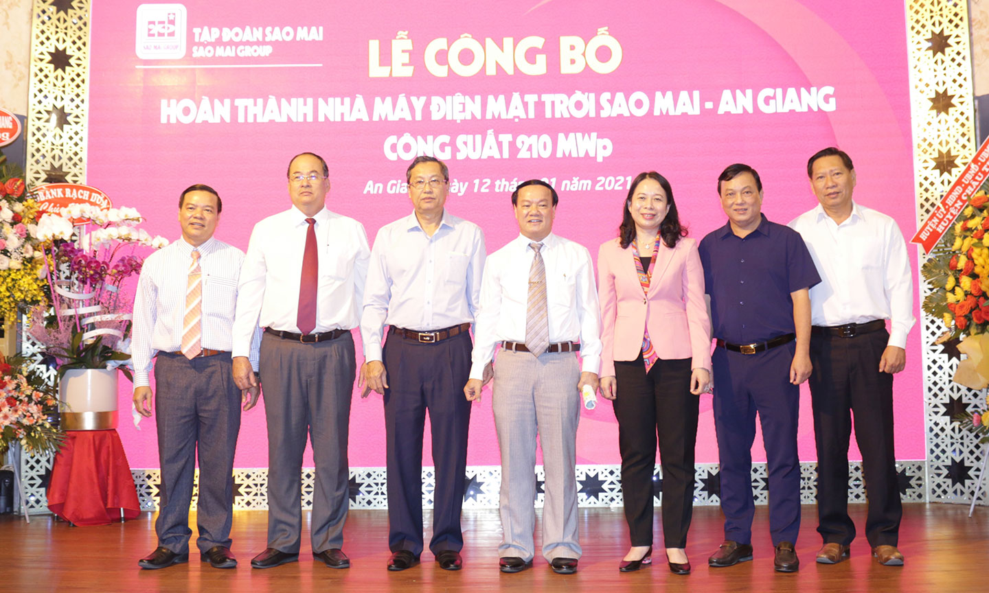 Lãnh đạo tỉnh An Giang cùng lãnh đạo Tập đoàn Sao Mai chính thức công bố hoàn thành Nhà máy điện mặt trời Sao Mai - An Giang hơn 6.000 tỷ đồng