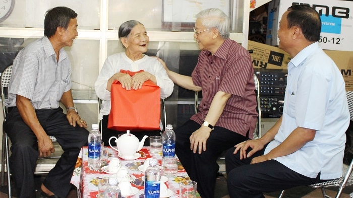  Party leader and State President Nguyen Phu Trong (third from left) presents a gift to a Vietnamese Heroic Mother in Bac Kan Province (Photo: baobackan.org.vn).