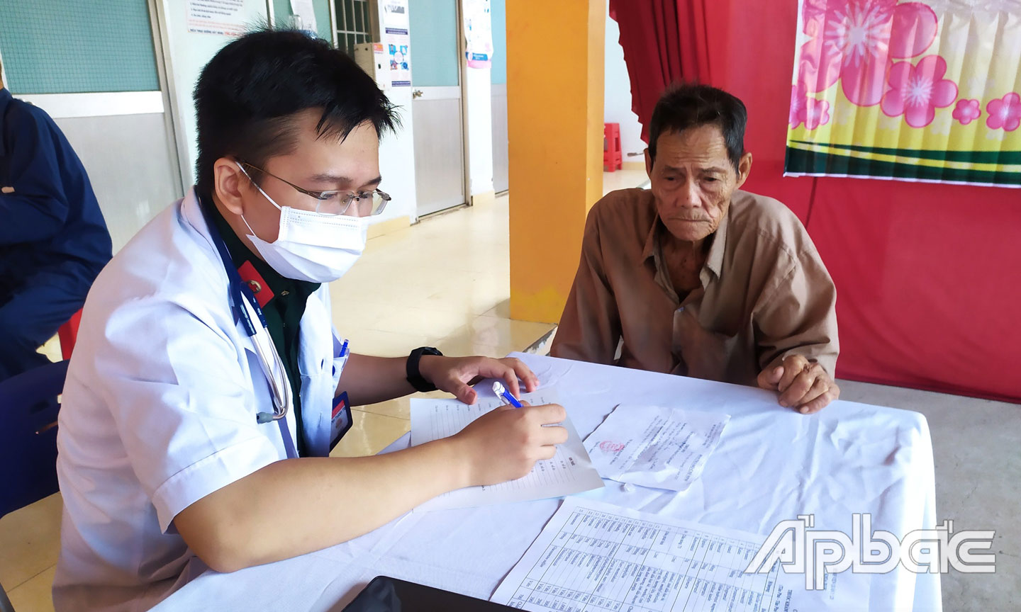 Đoàn y, bác sĩ khám bệnh và cấp thuốc miễn phí cho người dân có hoàn cảnh khó khăn tại xã Tân Phú, huyện Tân Phú Đông. 