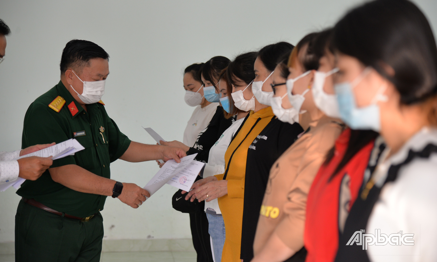 Đồng chí /Nguyễn Văn Bé Bảy, Phó Chỉ huy trưởng Bộ Chỉ huy quân sự tỉnh trao chứng nhận hoàn thành cách ly y tế cho công dân