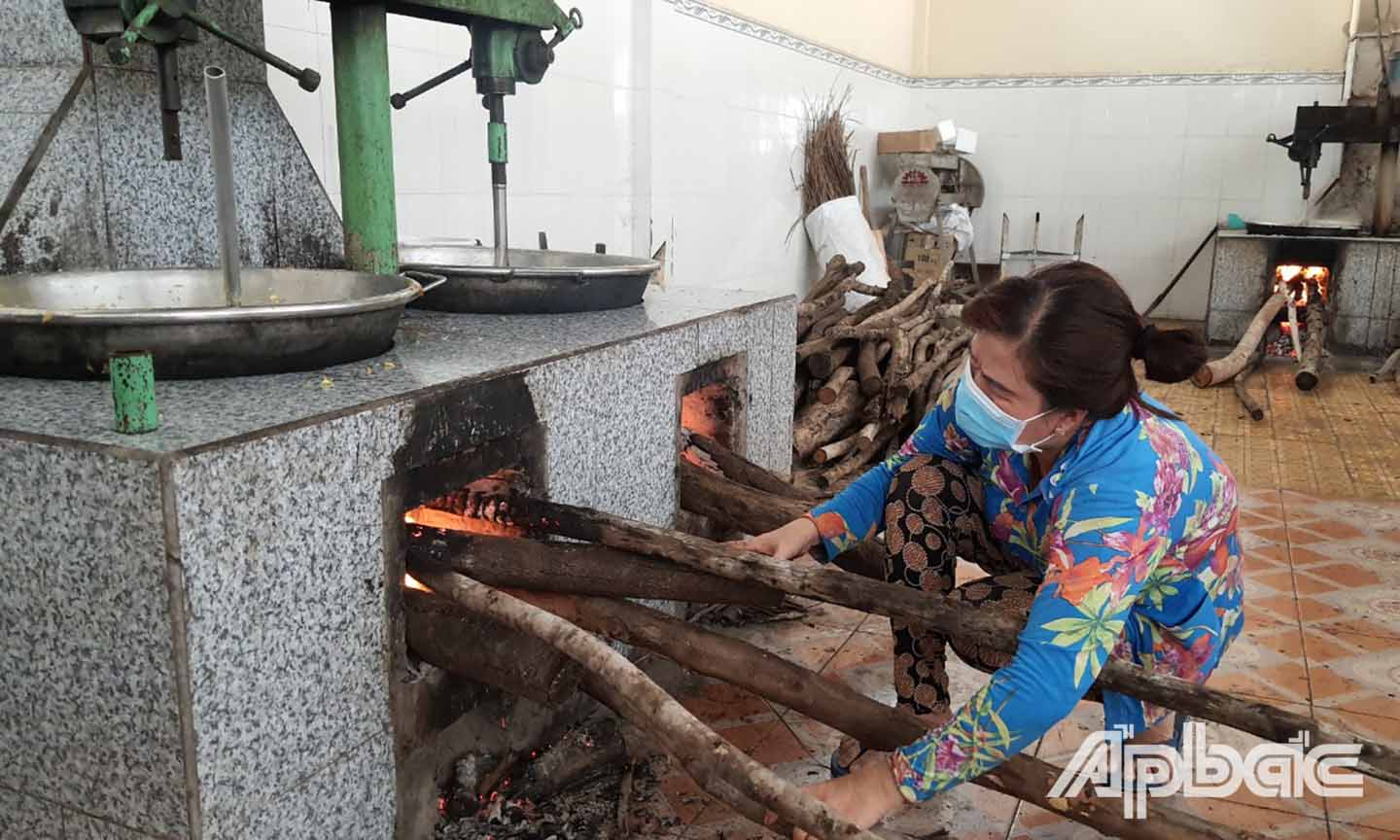 Lò đun được đốt bằng củi tràm Tân Phước cũng góp phần tạo thêm hương vị cho kẹo khóm Tân Phước.