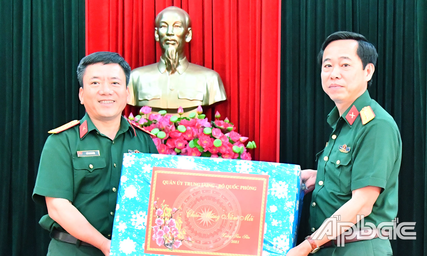 Đại tá Lê Thanh Sơn chúc Tết và trao quà tết của Quân ủy Trung ương, Bộ Quốc phòng cho Bộ CHQS tỉnh.