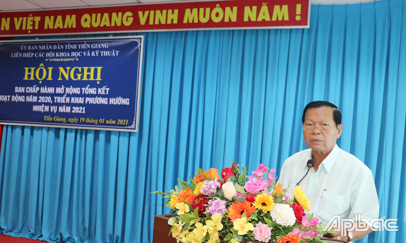 Bí thư Đảng đoàn, Chủ tịch Liên hiệp các hội khoa học và kỹ thuật tỉnh Nguyễn Văn Khang phát biểu tại hội nghị.