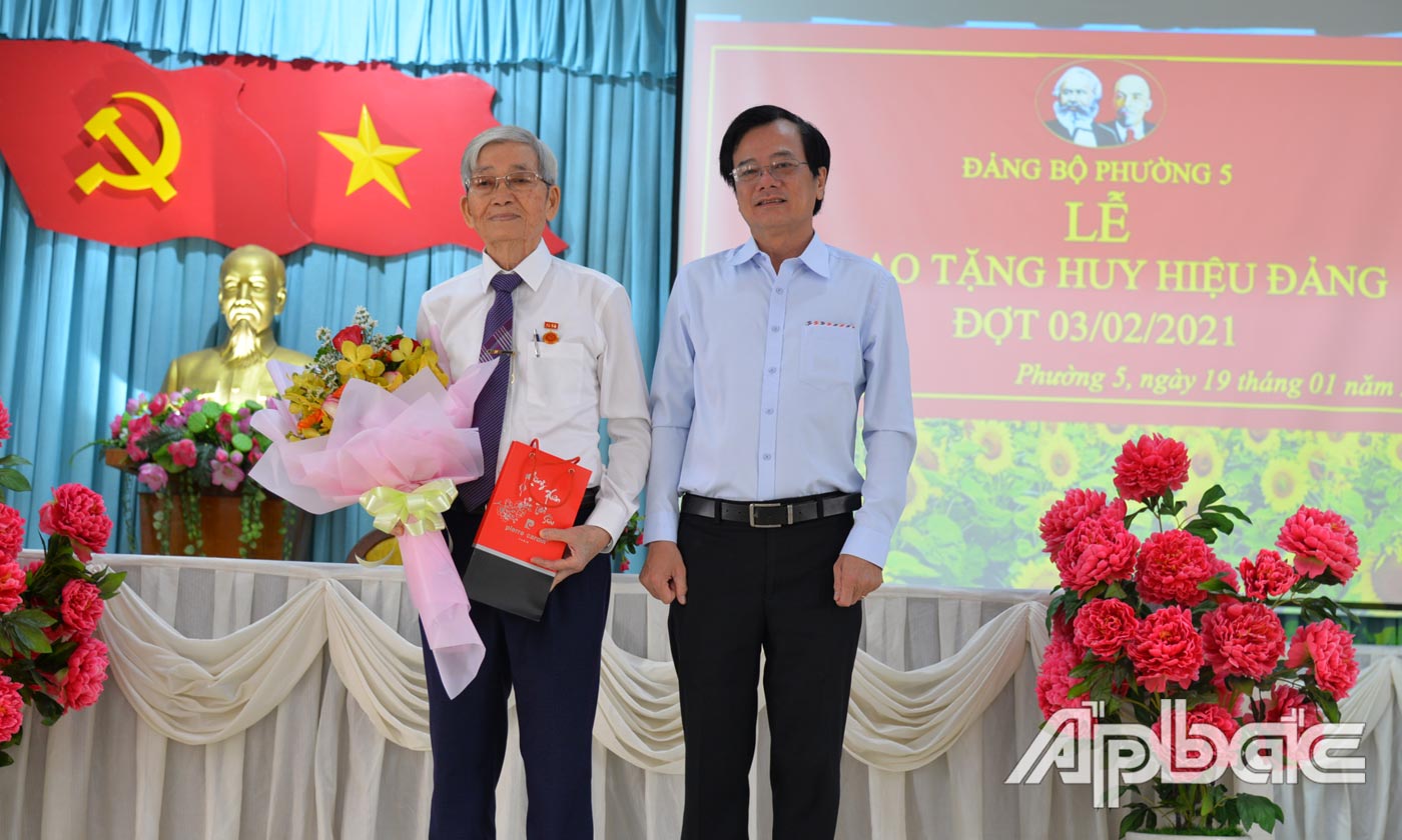 Giám đốc Bệnh viện đa khoa trung tâm Tiền Giang tặng hoa chúc mừng đảng viên Trần Minh Phụng.