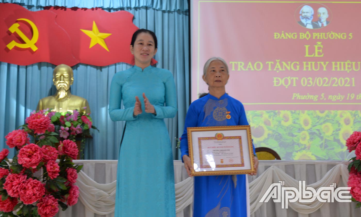 Trao huy hiệu 40 năm tuổi Đảng trao cho đảng viên Trương Thị Kim Phi.