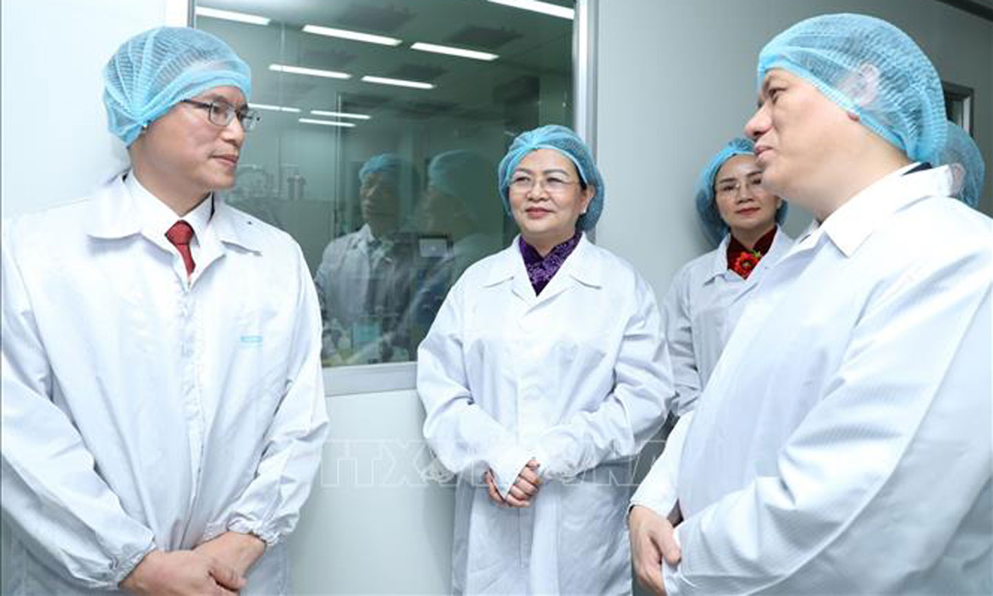 Phó Chủ tịch nước Đặng Thị Ngọc Thịnh và các đại biểu tham quan khu nghiên cứu và sản xuất vaccine Vabiotech. Ảnh: Minh Quyết/TTXVN