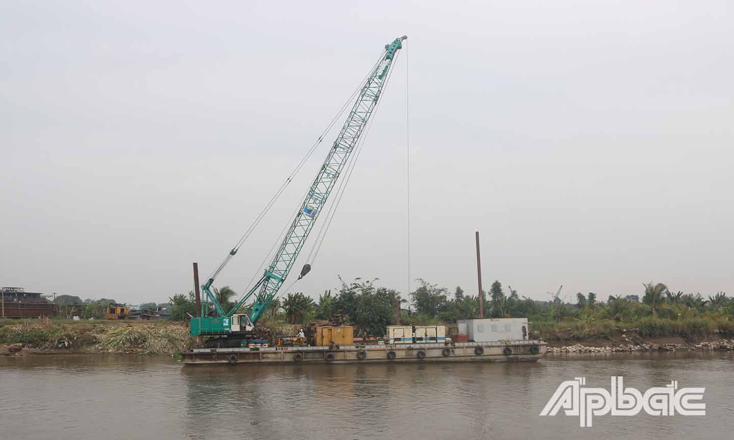 Đoàn đến khảo sát địa điểm đắp đập ngăn mặn trên kinh Nguyễn Tấn Thành (huyện Châu Thành).