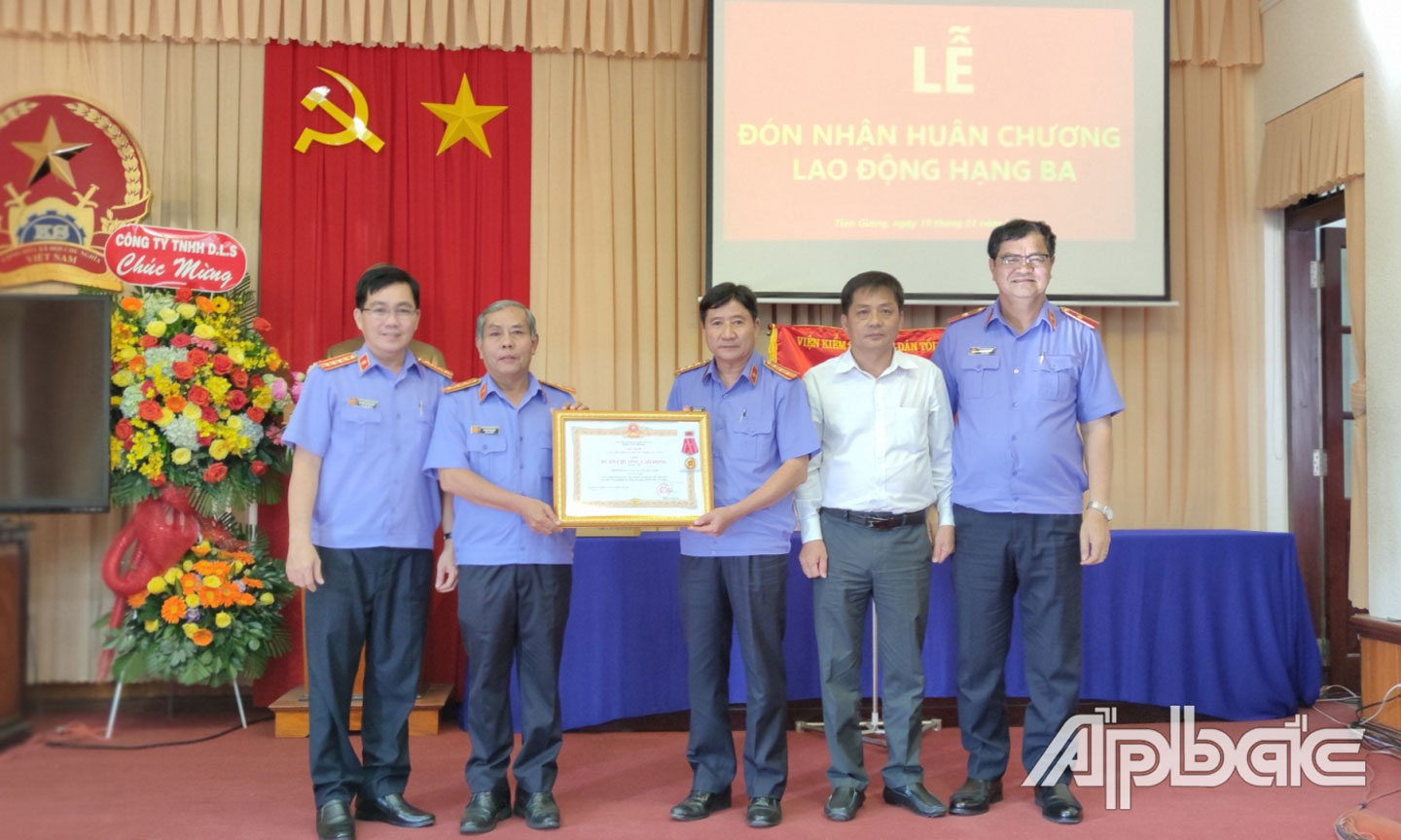 Đồng chí Trương Văn Chung – Phó Trưởng Ban Nội chính Tỉnh ủy, Ban lãnh đạo VKSND tỉnh trao Huân chương Lao động hạng Ba cho VKSND huyện Cái Bè