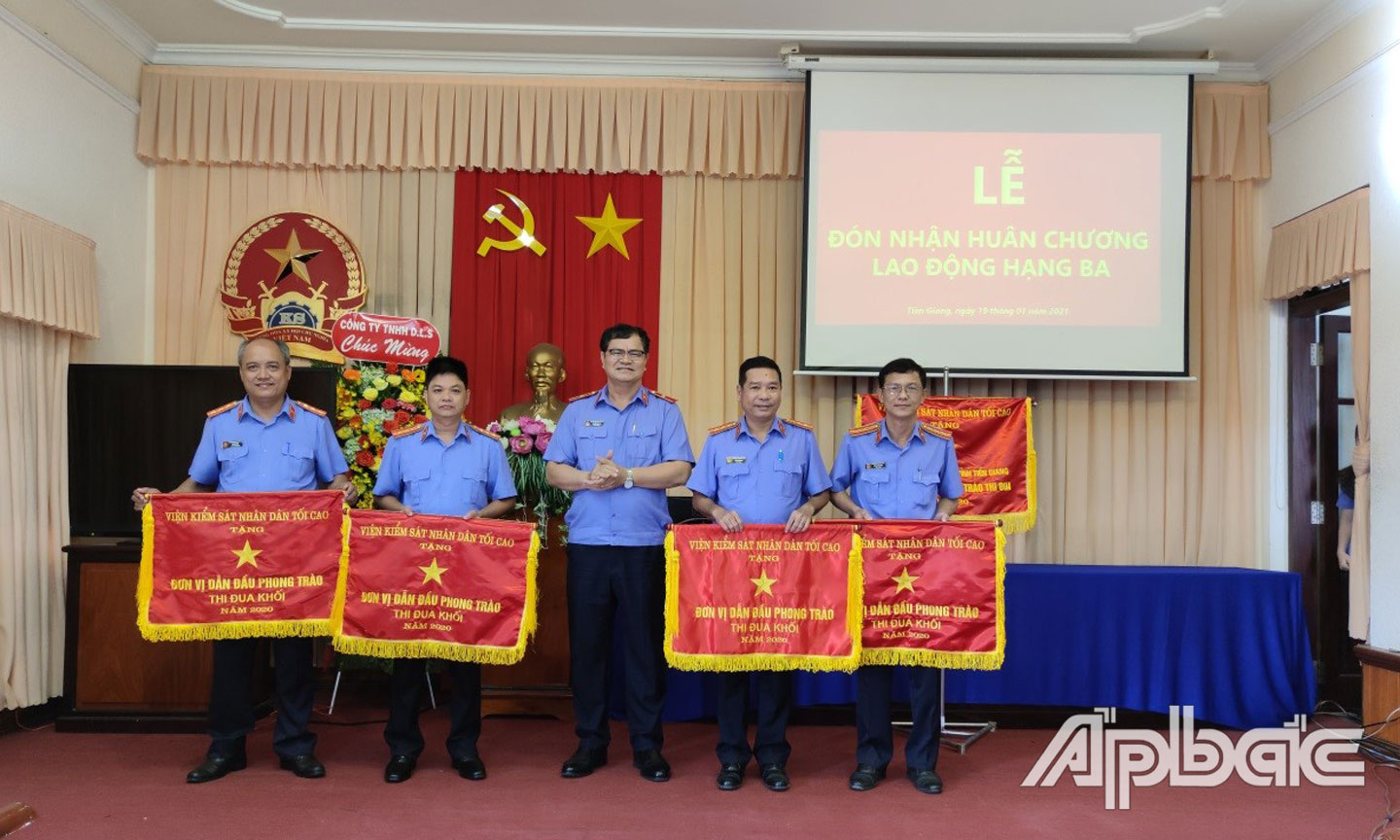 Lãnh đạo VKSND tỉnh Tiền Giang trao Cờ thi đua dẫn đầu khối ngành Kiểm sát nhân dân năm 2020 cho 04 tập thể