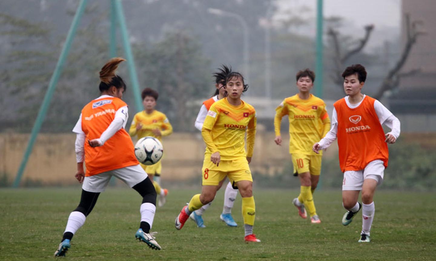 Các cầu thủ nữ Quốc gia (áo vàng) thi đấu giao hữu với đội nữ Hà Nội II