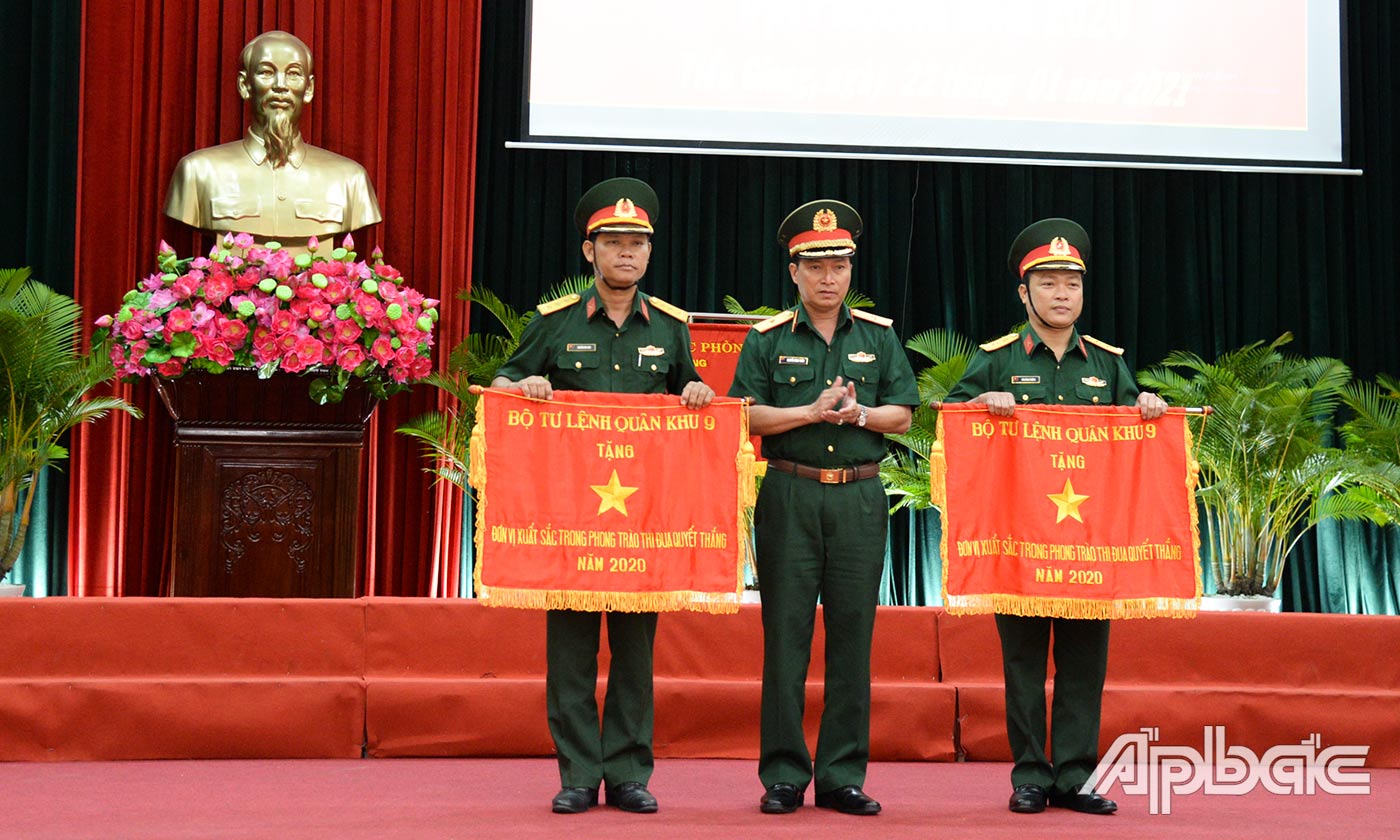 Thiếu tướng Nguyễn Minh Triều trao tặng Cờ thi đua “Đơn vị xuất sắc trong Phong trào thi đua Quyết thắng” năm 2020 của Bộ Tư lệnh Quân khu 9 cho Ban Chỉ huy Quân sự TP. Mỹ Tho và Ban Chỉ huy Quân sự huyện Cái Bè.